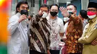 Menteri Kesehatan RI Budi Gunadi Sadikin meninjau vaksinasi COVID-19 di Sentra Vaksinasi Lazada di Gudang Lazada Cimanggis, Depok, Jawa Barat, Senin (23/8/2021). (Dok Kementerian Kesehatan RI)