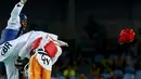  Helm taekwondoin Pantai Gading, Cheikh Sallah Cisse, terlepas setelah terkena tendangan atlet Inggris Raya, Lutalo Muhammad (kiri), dalam final kelas -80kg Olimpiade Rio 2016 di Rio de Janeiro, Brasil, (19/8/2016). (Reuters/Peter Cziborra)