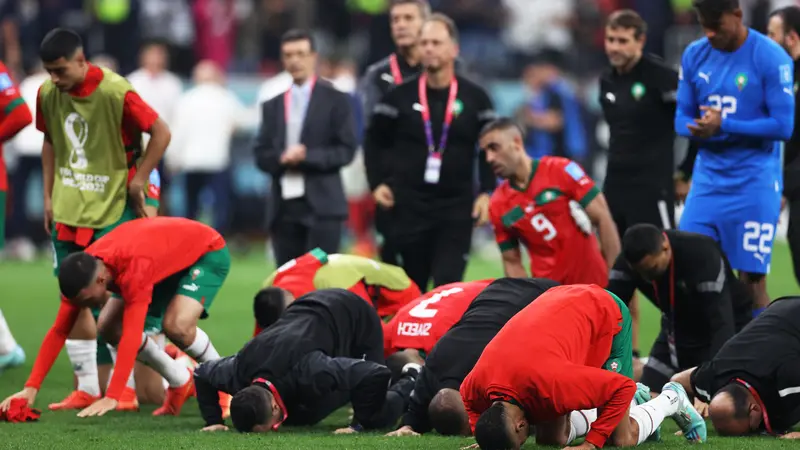 Gagal ke Final Piala Dunia, Pemain Maroko Tetap Sujud Syukur di Lapangan