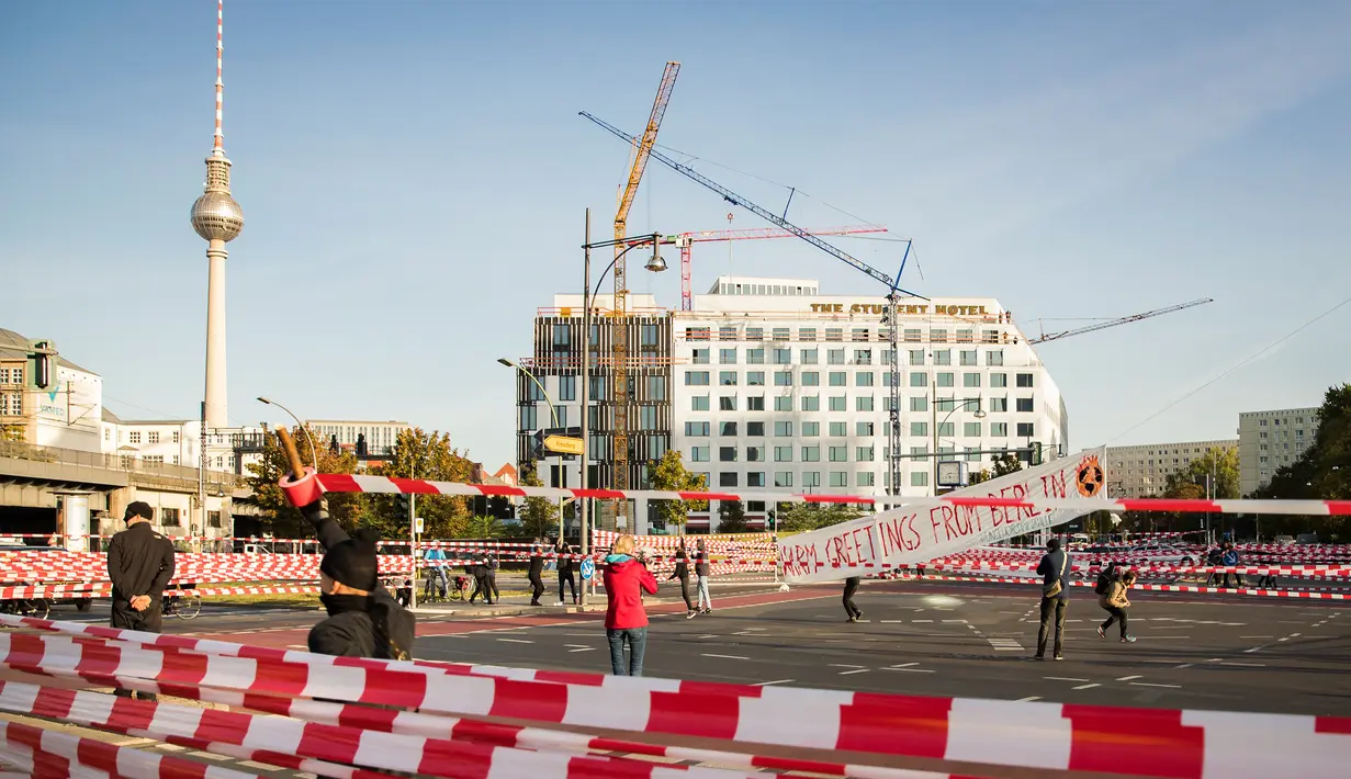 Aktivis iklim memblokir Jembatan Jannowitz di Berlin, Jerman, Jumat (20/9/2019). Aktivis memblokir Jembatan Jannowitz menggunakan ratusan tali plastik. (AXEL SCHMIDT/AFP)