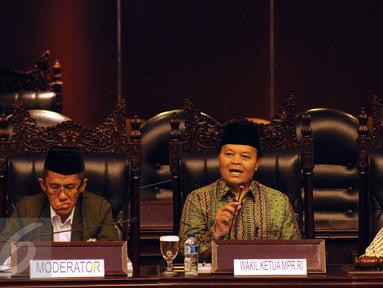 Wakil Ketua MPR RI Hidayat Nur Wahid (tengah) memberikan Sosialisasi 4 Pilar MPR RI di Kompleks Parlemen RI, Jakarta, Selasa (29/3/2016). Sosialisasi bagian pembekalan pengurus baru Dewan Masjid Indonesia Jakarta Selatan. (Liputan6.com/Helmi Fithriansyah)