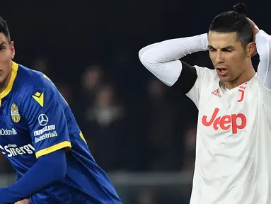Striker Juventus, Cristiano Ronaldo, tampak kecewa usai gagal mencetak gol ke gawang Hellas Verona pada laga Serie A di Stadion Marc'Antonio Bentegodi, Sabtu (8/2/2020). Juventus kalah 1-2 dari Hellas Verona. (AFP/Marco Bertorello)