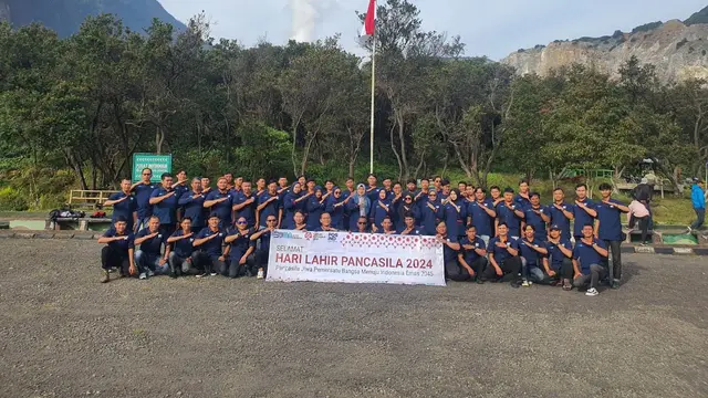 Puluhan pegawai Kantor Pos Garut, Jawa Barat melakukan perayaan tak biasa hari lahir (Harlah) Pancasila yang jatuh pada setiap 1 Juni, di puncak Gunung Papandayan, Garut. (Liputan6.com/Jayadi Supriadin)