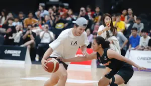 Aksi Bintang NBA, Austin Reaves (kiri), saat melakoni rangkaian Asia Tour 2025 di Financial Fitness Gym by OCBC di Ciputra World Surabaya (CWS), Senin (11/8/2025). (Dok Rigorer)