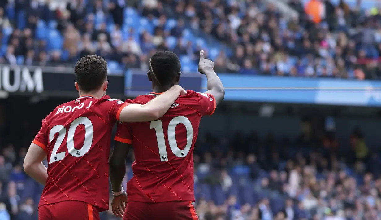 Pemain Liverpool Sadio Mane (kanan) merayakan dengan rekan setimnya Diogo Jota usai mencetak gol ke gawang Manchester City pada pertandingan sepak bola Liga Inggris di Etihad Stadium, Manchester, Inggris, 10 April 2022. Laga berakhir imbang 2-2. (AP Photo/Jon Super)