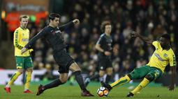 Penyerang Chelsea, Alvaro Morata (kiri) berebut bola dengan pemain Norwich City, Alexander Tettey pada laga Piala FA di Carrow Road, Norwich, (6/1/2018). Chelsea bermain imbang 0-0 dengan Norwich. (AFP/Adrian Dennis)