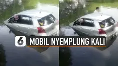 Seorang netizen merekam kejadian sebuah mobil nyemplung ke dalam kali. Beruntungnya pengendara mobil tersebut selamat.