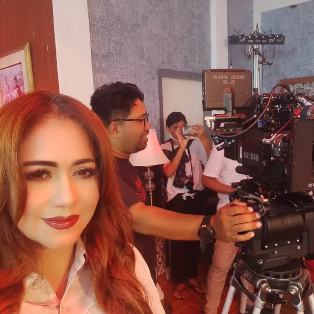 6 Potret Terbaru Sally Marcellina, Artis Seksi 90-an yang Pernah Main Warkop DKI