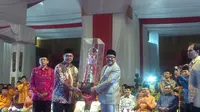 Gubernur Banten Rano Karno menerima trofi juara umum MTQ Nasional yang ke-26 di Mataram, NTB. (Liputan6.com/Hans Bahanan) 