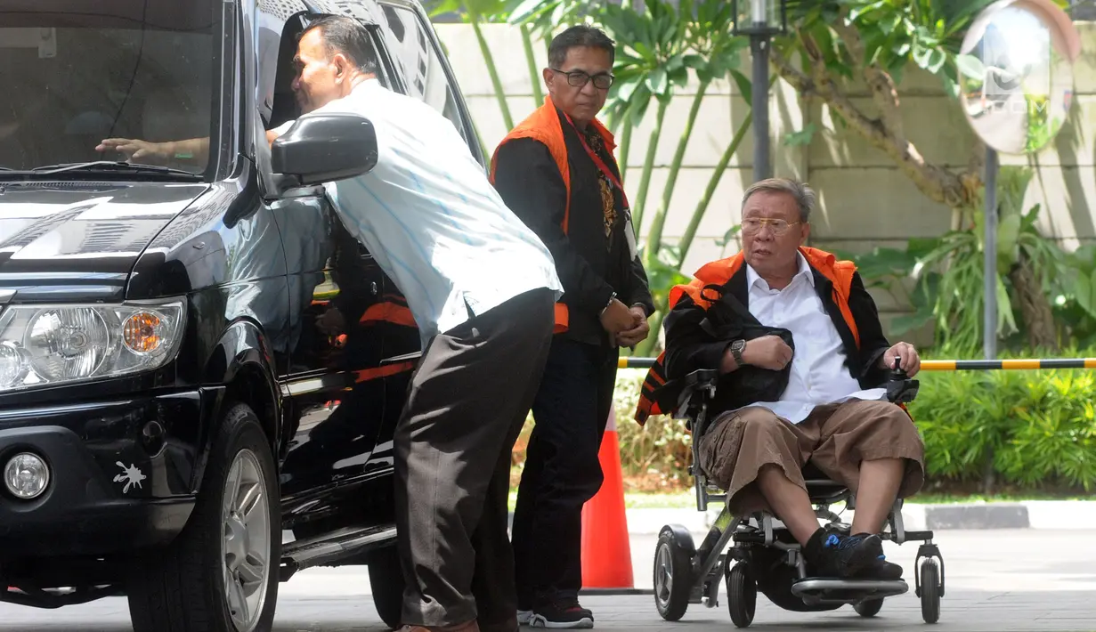 Bupati nonaktif Mesuji Khamami (tengah) dan Dirut PT Wijaya Kusuma Emindo (WKE) Budi Suharto tiba di Gedung KPK, Jakarta, Senin (11/2). Budi diperiksa sebagai tersangka terkait suap proyek SPAM TA 2017-2018 di Kementerian PUPR. (Merdeka.com/Dwi Narwoko)
