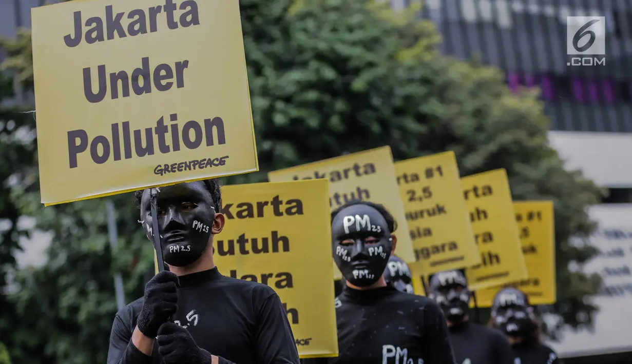 Aktivis Greenpeace melakukan aksi teatrikal di Kementerian Lingkungan Hidup, Selasa (5/3). Greenpeace mencatat konsentransi PM 2.5 atau di Jakarta mencapai empat kali lipat di atas batas aman tahunan menurut standar WHO. (Liputan6.com/Faizal Fanani)