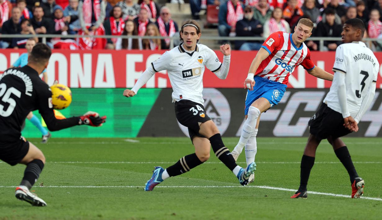 Pemain Girona, Artem Dovbyk (kedua kanan) mencetak gol ke gawang Valencia pada laga lanjutan Liga Spanyol 2023/2024 di Montilivi Stadium, Girona, Spanyol, 1 Desember 2023. (AFP/Lluis Gene)