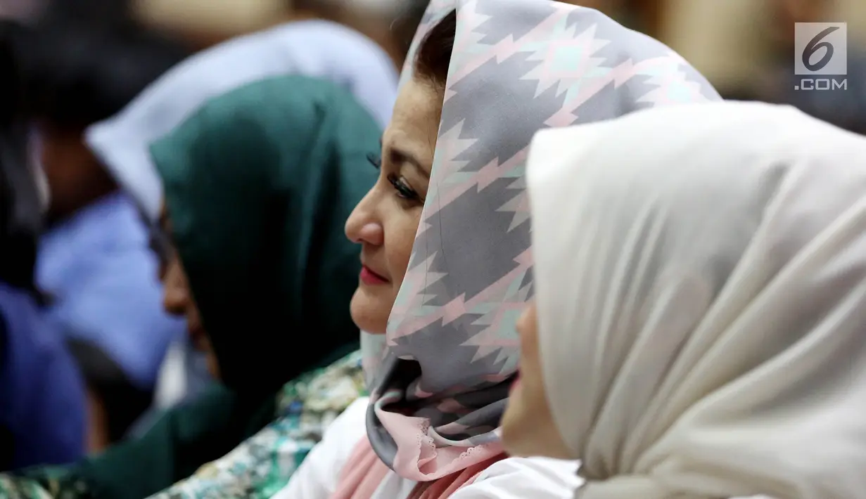 Deisti Astriani Tagor, istri terdakwa kasus korupsi E-KTP, Setya Novanto, mendengarkan pembacaan putusan sela pada sidang lanjutan di Pengadilan Tipikor, Kamis (4/1). Deisti tidak pernah absen menemani suaminya di persidangan. (Liputan6.com/Johan Tallo)