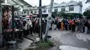 Orang-orang mengantre untuk membeli daging di salah satu toko daging di Banda Aceh, pada 27 Februari 2025. (YASUYOSHI CHIBA/AFP)