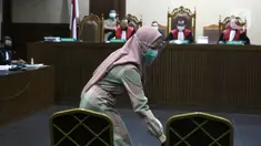 Tersangka dugaan korupsi dan tindak pidana pencucian uang terkait kepengurusan fatwa untuk Djoko Tjandra di Mahkamah Agung, Pinangki Sirna Malasari bersiap menjalani sidang perdana di Pengadilan Tipikor Jakarta, Rabu (23/9/2020). Sidang beragenda pembacaan dakwaan. (Liputan6.com/Helmi Fithriansyah)