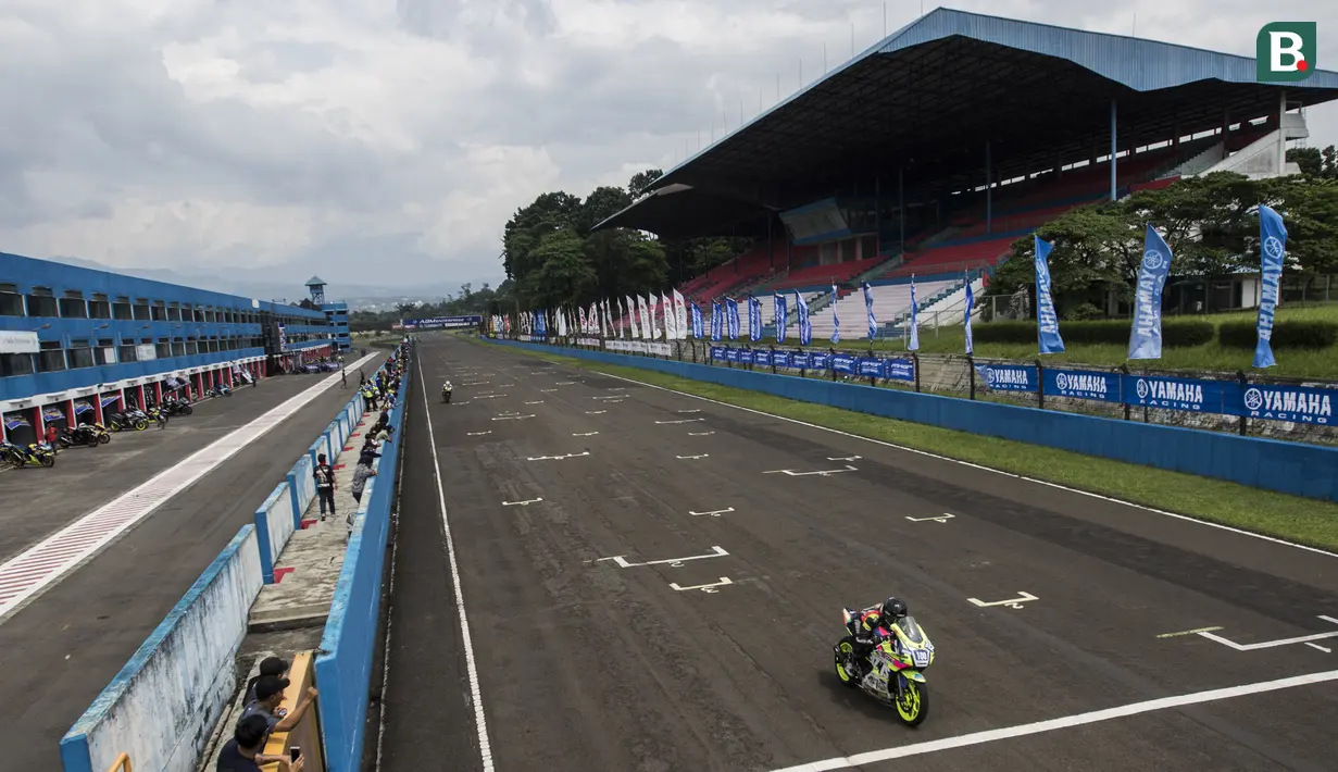 Para pebalap memacu motornya pada Yamaha Sunday Race seri 1 di Sirkuit Sentul, Bogor, Minggu (8/4/2018). Lomba ini diselenggarakan oleh Yamaha Indonesia Motor Manufacturing dengan mempertandingan 10 kelas. (Bola.com/Vitalis Yogi Trisna)