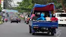 Di Jalan Raya Bogor, Jakarta, banyak terlihat mobil-mobil bak terbuka yang disulap dadakan menggunakan terpal untuk mengangkut penumpang, Kamis (31/7/14). (Liputan6.com/Faizal Fanani)