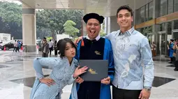 Frans Faisal Wisuda S2, Fuji & Keluarga Besar Ikut Hadir