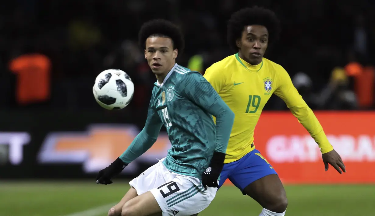 Gelandang Brasil, Willian, berebut bola dengan gelandang Jerman, Leroy Sane, pada laga persahabatan di Stadion Olympiastadion, Berlin, Selasa (27/3/2018). Jerman takluk 0-1 dari Brasil. (AP/Michael Sohn)