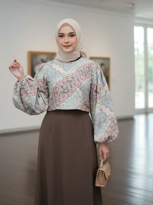 Model Atasan Batik Crop Cut dengan Rok High Waist (Foto: Gemini AI)