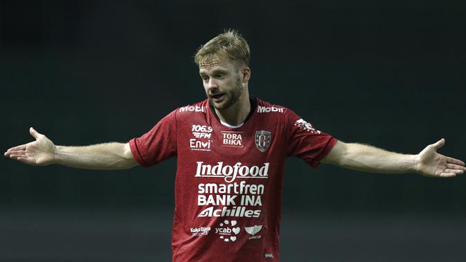 Striker Bali United, Melvin Platje, melakukan protes saat melawan Bhayangkara FC pada laga Piala Presiden 2019 di Stadion Patriot, Bekasi, Kamis (14/3). Bhayangkara menang 4-1 atas Bali. (Bola.com/Yoppy Renato)