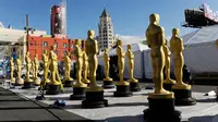 Patung-patung Oscar yang akan diberi sentuhan terakhir oleh seniman di Los Angeles, California, 22 Februari 2017. Penganugerahan Academy Awards ke-89 akan diselenggarakan pada Minggu (26/2) waktu setempat. (Photo by Chris Pizzello/Invision/AP)