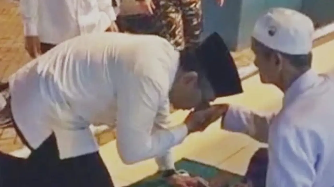 Gus Yahya mencium tangan kiai sepuh yang tak mengenalinya di Harlah 1 Abad NU. (Foto: Istimewa)