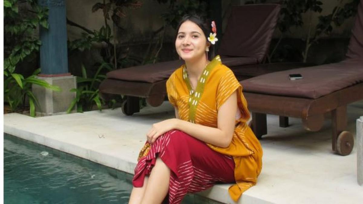 Paras Secantik Namanya, 7 Potret Bulan Sutena dengan Makeup Minimalis Namun Selalu Memesona