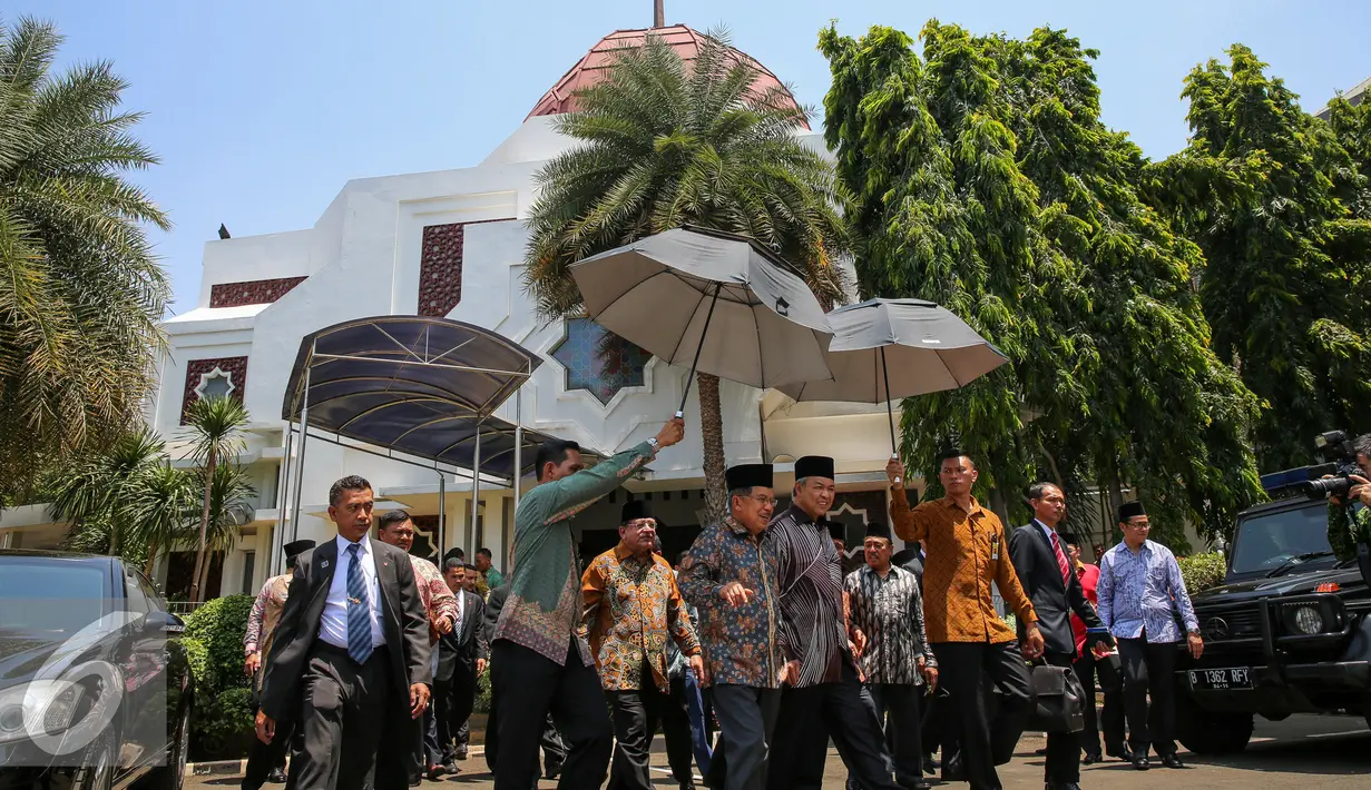 Jusuf Kalla usai menjalankan salat jumat bersama Ahmad Zahid Hamidi di Istana Wapres, Jakarta, Jumat (18/9/2015). Hamidi sebelumnya bertemu dengan Menko Polhukam membahas kabut asap di Indonesia yang berimbas ke Malaysia. (Liputan6.com/Faizal Fanani)