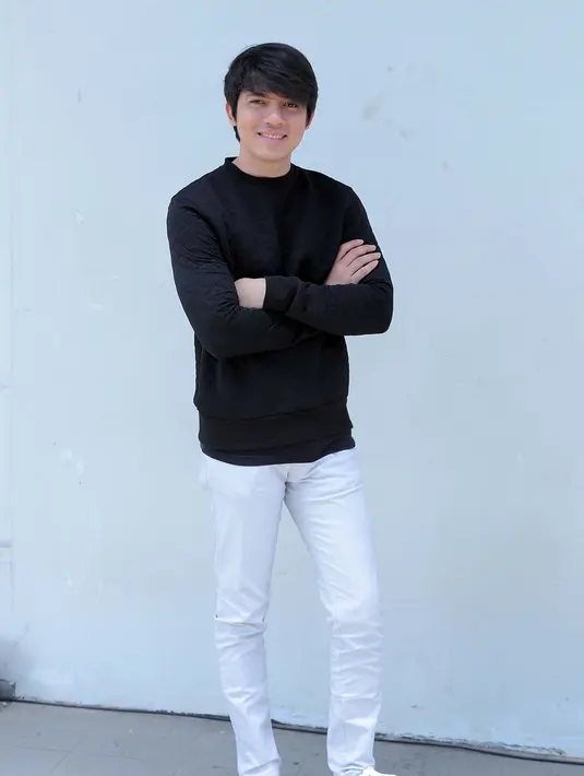 "Assalamualaikum semua, berita duka di pidie jaya saudara2 kita terkena musibah gempa sebesar 6.4sr, mari kita sama2 mendoakan agar saudara kita diberi kesabaran dan kekuatan. Amiin," tulis Irwansyah di Instagram.  (Deki Prayoga/Bintang.com)