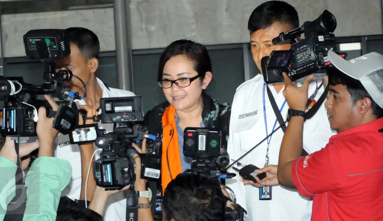 Dessy A Edwin keluar dari gedung KPK usai menjalani pemeriksaan perdana, Jakarta, Senin (18/1/2016). Dessy diperiksa KPK terkait kasus suap proyek di Kementerian Pekerjaan Umum dan Perumahan Rakyat. (Liputan6.com/Helmi Afandi)