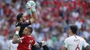 Kiper Portugal, Rui Patricio, menangkap bola saat melawan Maroko pada laga grup B Piala Dunia di Stadion Luzhniki, Moskow, Kamis (20/6/2018). Portugal menang 1-0 atas Maroko. (AP/Hassan Ammar)