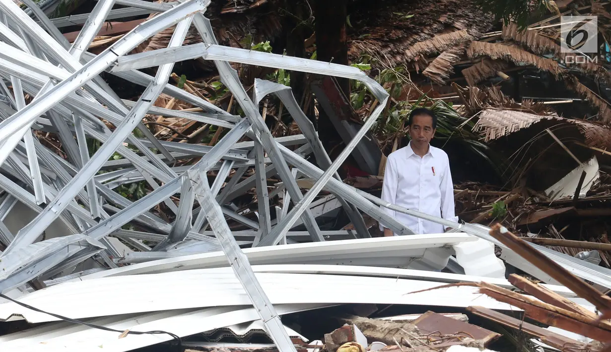 Presiden Joko Widodo atau Jokowi meninjau lokasi terdampak tsunami Selat Sunda di Carita, Banten, Senin (24/12). Jokowi bertolak dari Pangkalan TNI AU Atang Sendjaja Bogor menggunakan Helikopter EC725 Caracal milik TNI AU. (Liputan6.com/Angga Yuniar)