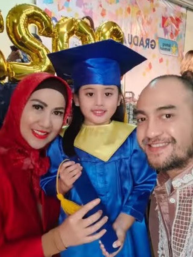 Vania Athabina, putri angkat Venna Melinda menjalani wisuda TK (Foto: Instagram @vennamelindareal)
