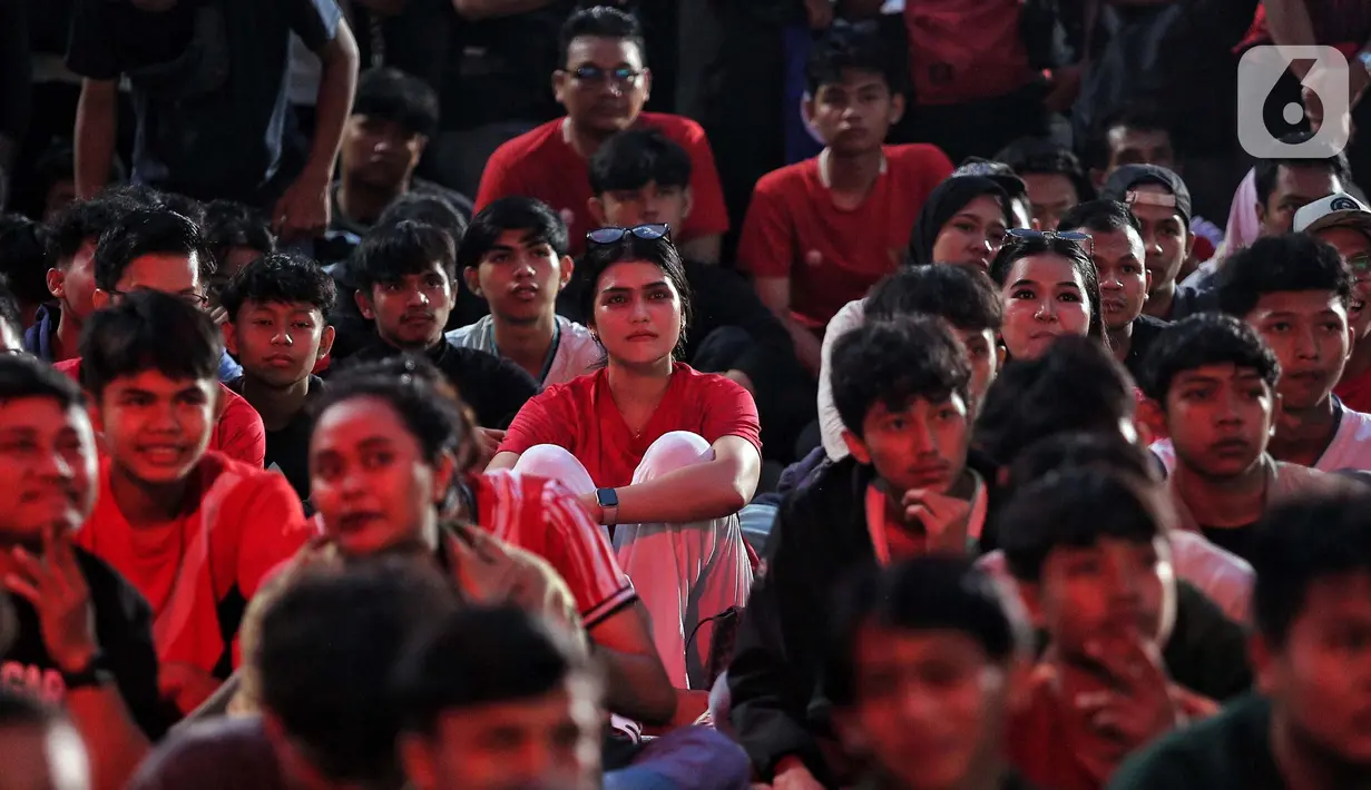 Ekspresi kesedihan terpancar pada raut wajah pendukung skuad Garuda yang menyaksikan laga Timnas Indonesia melawan Jepang melalui layar lebar di kawasan Stadion Utama Gelora Bung Karno, Jakarta, Selasa (10/6/2025). (Liputan6.com/Angga Yuniar)