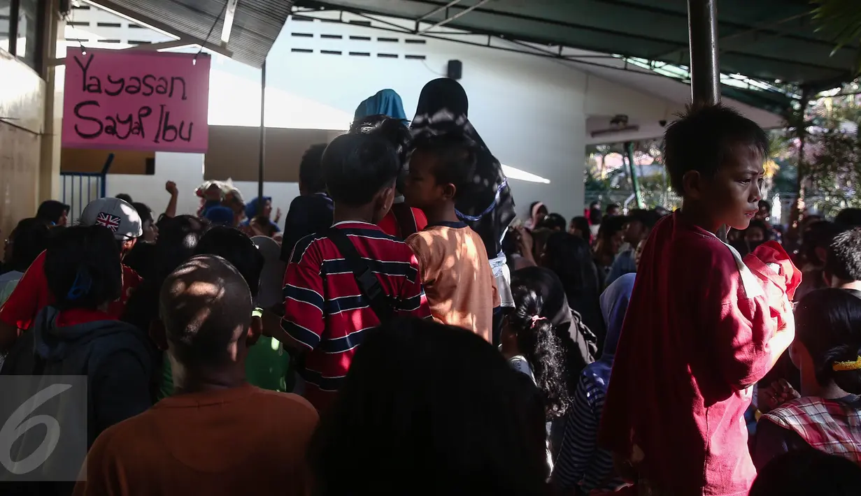 Anak-anak mengantri saat kegiatan pasar murah di Jakarta, (12/6). Pasar murah diselenggarakan oleh Yayasan Hati Suci. (Liputan6.com/Faizal Fanani)