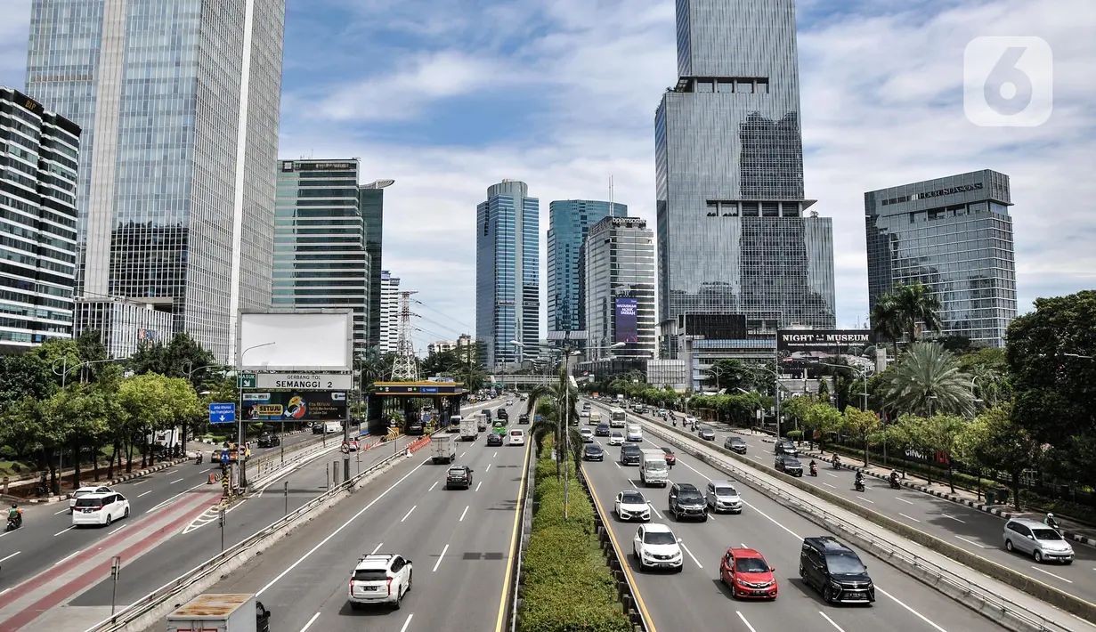 Kondisi lalu lintas di Tol Dalam Kota, Jakarta, Kamis (24/2/2022). Mulai 26 Februari 2022 pukul 24.00 WIB, tarif Tol Dalam Kota mengalami kenaikan sebesar Rp 500 berlaku untuk semua golongan kendaraan. (merdeka.com/Iqbal S. Nugroho)