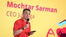 <p>CEO PT Juara Raga Adidaya (JUARAGA), Mochtar Sarman memberikan sambutan&nbsp;saat launching merchandise resmi Piala Dunia U-20 2023 di Atrium Mall FX Sudirman, Senayan, Jakarta, Rabu (08/03/2023). (Bola.com/Bagaskara Lazuardi)</p>