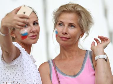 Dua fans Russian  berfoto selfie saat laga grup B Euro 2016 antara Inggris melawan Rusia di Stade Velodrome, Marseille, (11/6/2016). AFP/Valery Hache)