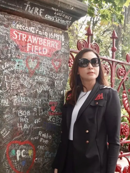 Maia lahir di Surabaya, saat kuliah di Universitas Indonesia ngekos di kawasan Margonda, Jawa Barat. Masuk di sastra Belanda dan akhirnya pindah ke komunikasi. [Instagram/maiaestiantyreal]