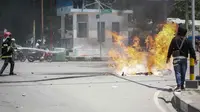 Mahasiswa dari berbagai universitas melakukan aksi unjuk rasa di sebuah jalan di Dili, Timor Leste, pada 16 September 2025. (VALENTINO DARIELL DE SOUSA/AFP)