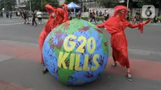 Aktivis lingkungan dari Extinction Rebellion Indonesia melakukan aksi penanganan mitigasi krisis iklim di Bundaran HI, Jakarta, Minggu (13/11/2022). Aktivis menuntut kepedulian negara-negara peserta KTT G20 untuk melakukan transisi energi yang berkelanjutan dan berkeadilan dalam krisis iklim. (merdeka.com/Arie Basuki)