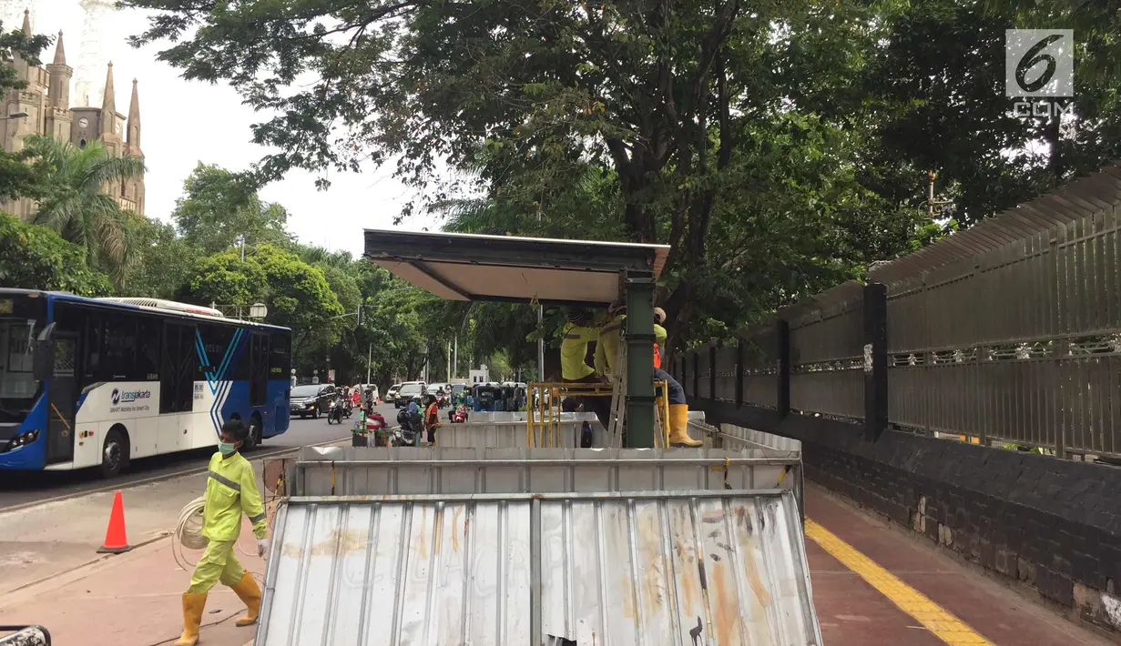 Bus Transjakarta melintas di depan  halte bus Mesjid Istiqlal, Jakarta, Sabtu (6/1). Pembuatan halte tersebut dilakukan untuk meningkatkan kenyamanan bagi pengguna transportasi umum. (Liputan6.com/Immanuel Antonius)