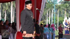 Gubernur DKI Basuki 'Ahok' Tjahaja Purnama memimpin upacara peringatan hari ulang tahun Jakarta ke-489 di Lapangan Monas, Rabu (22/6). Upacara diikuti oleh Pegawai Negeri Sipil pada Pemprov DKI Jakarta. (Liputan6.com/Gempur M Surya)