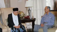 Bakal calon Wakil Presiden Kiai Ma'ruf Amin, bertemu dengan Perdana Menteri Malaysia, Mahathir Mohamad, di Kuala Lumpur, Sabtu (8/9). Pertemuan keduanya membicarakan isu-isu terkini di lingkungan ASEAN dan Asia. (Liputan6.com/Pool/Tim KH Ma'ruf Amin)
