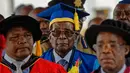 Presiden Zimbabwe, Robert Mugabe tiba untuk menghadiri upacara wisuda mahasiswa Universitas Terbuka Zimbabwe di pinggiran Harare, Jumat (17/11). Pasca berstatus sebagai tahanan rumah, untuk pertama kali Mugabe muncul di muka publik. (AP Photo/Ben Curtis)