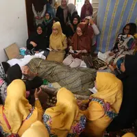 Renita Sukardi di rumah duka. (Nurwahyuan/Bintang.com)