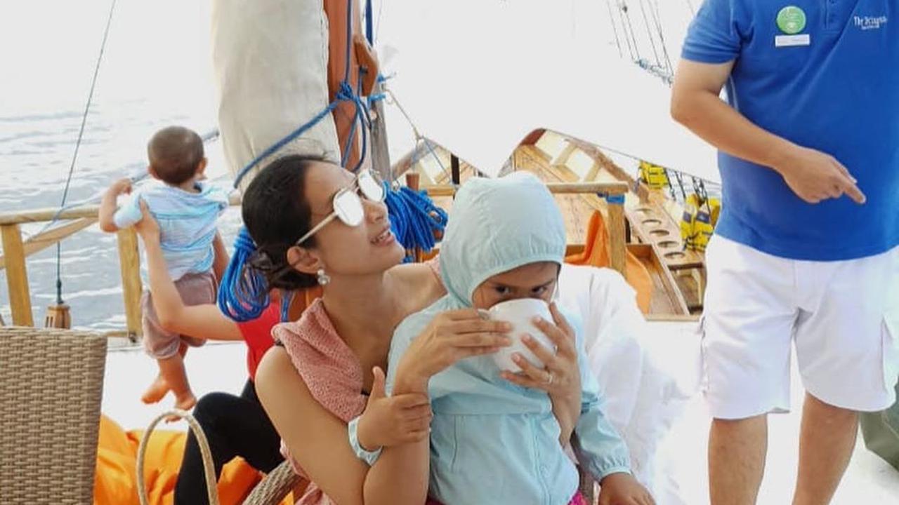 7 Gaya Liburan Happy Salma di Atas Kapan Bersama Keluarga