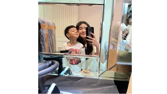 6 Potret Kompak Dua Putri Haldy Sabri dengan Anak Irish Bella, Main Bareng