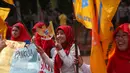 Aktivis dari Pergerakan Mahasiswa Islam Indonesia Puteri memegang bendera Garuda Indonesia saat menggelar aksi memperingati Hari Kelahiran Pancasila, di depan Istana Merdeka, Jakarta, Senin (1/6/2015). (Liputan6.com/Faizal Fanani)